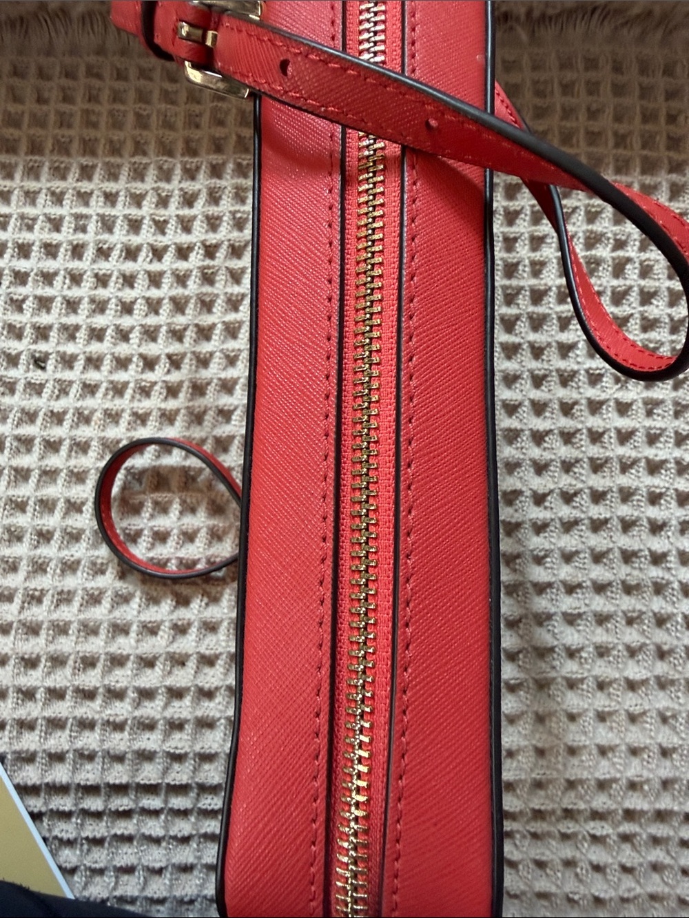 Michael Kors Red Saffiano Leather Crossbody Bag Gold Hardware MK PURSE - Picture 4 of 14
